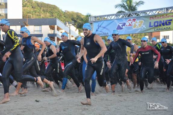 Atletas largam e correm para o mar, para a primeira etapa do triatlo de Caiobá, litoral do Paraná